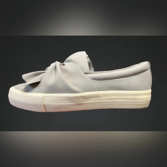 Chic American Eagle Light Smoke Sneakers Size 7 with Elegant Twisted Bow Detail - Picture 3 of 9